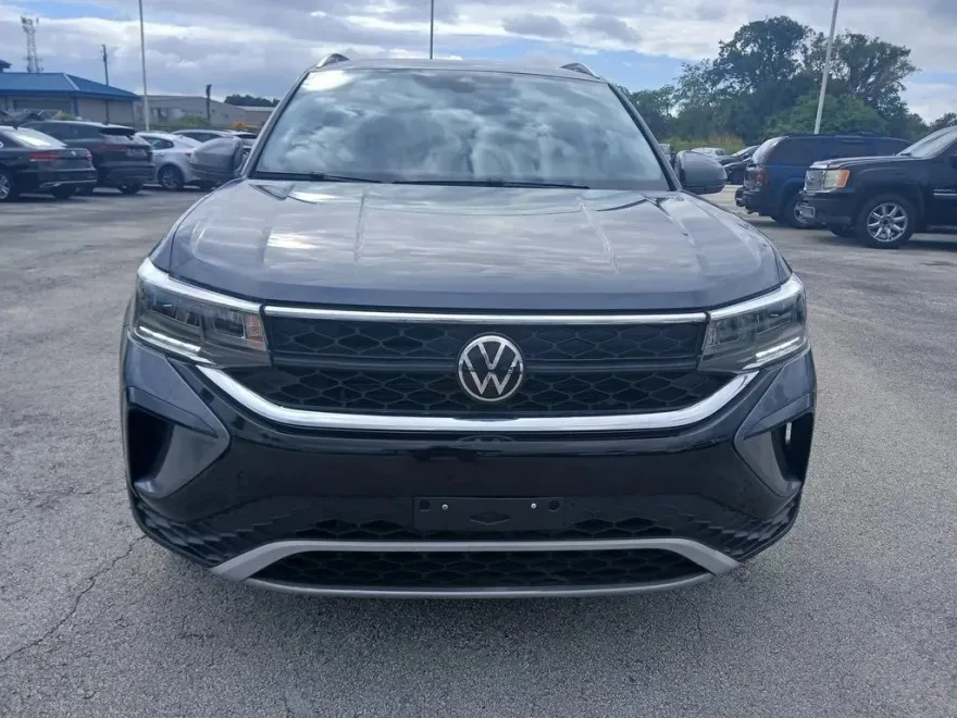 2022 Volkswagen Taos SE photo 1
