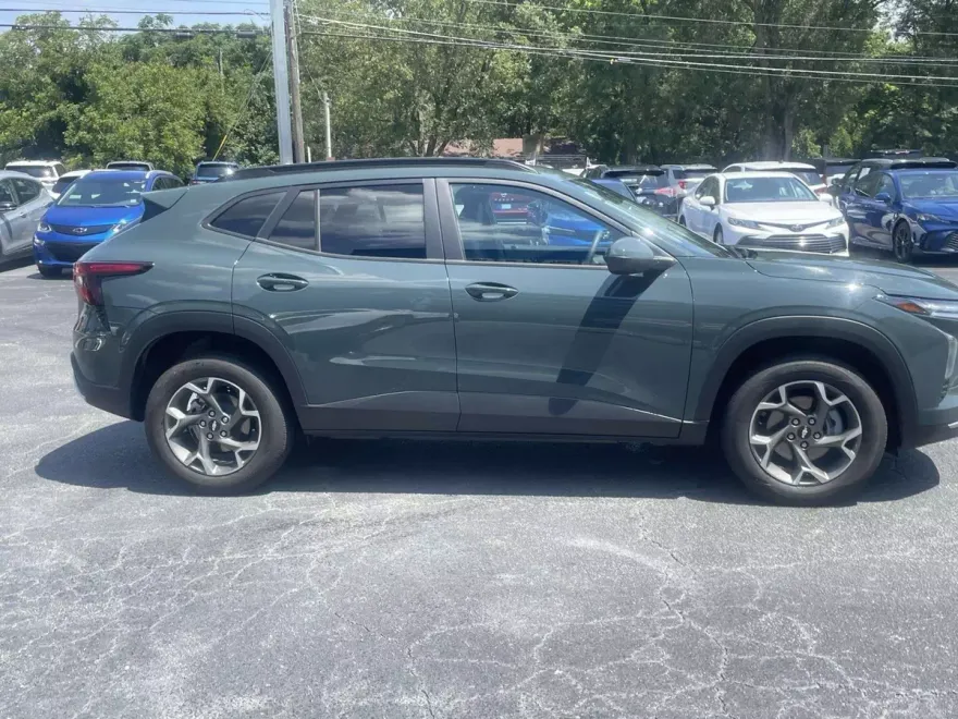 2025 Chevrolet Trax LT photo 1