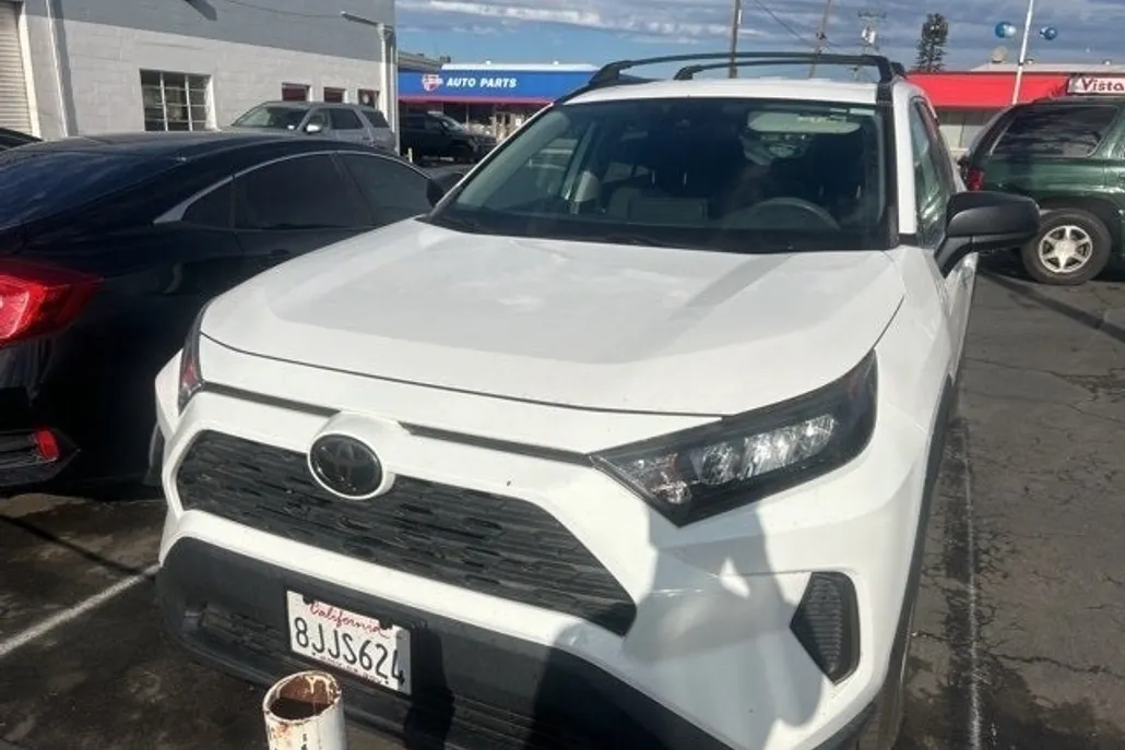 2019 Toyota RAV4 LE photo 1