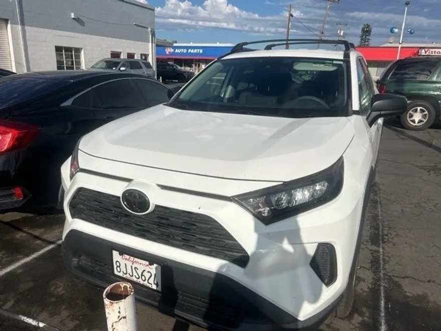 2019 Toyota RAV4 LE photo 1