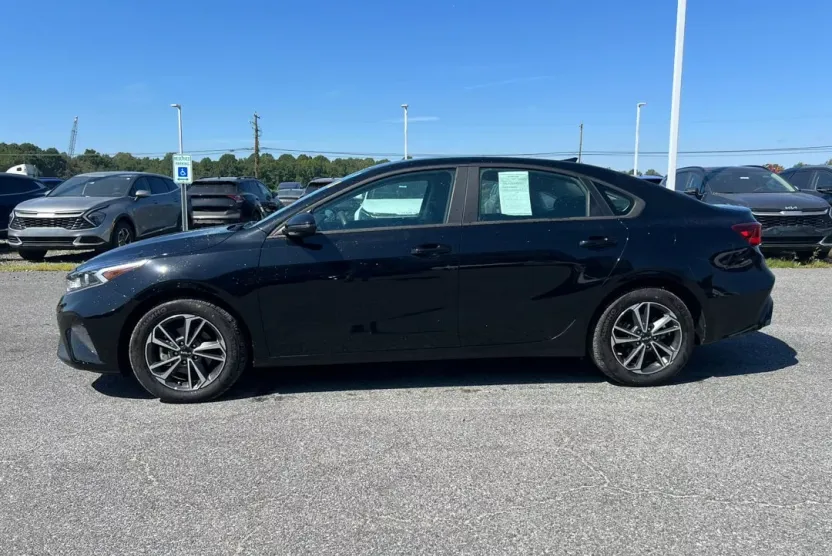 2023 Kia Forte LXS photo 1