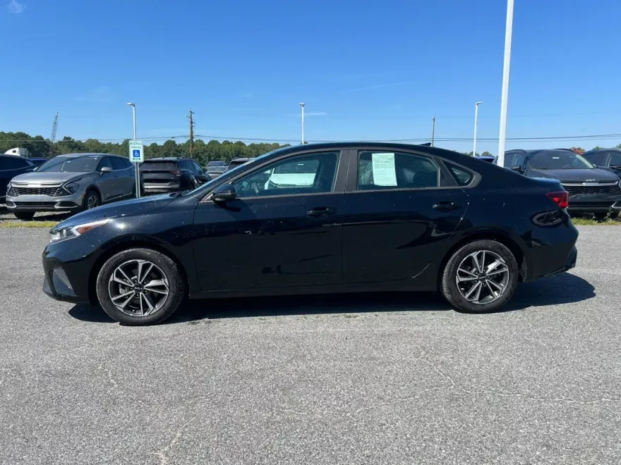 2023 Kia Forte LXS photo 1