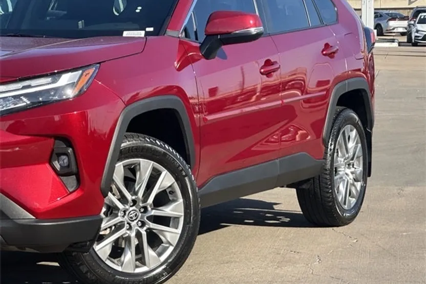 2025 Toyota RAV4 XLE Premium photo 1