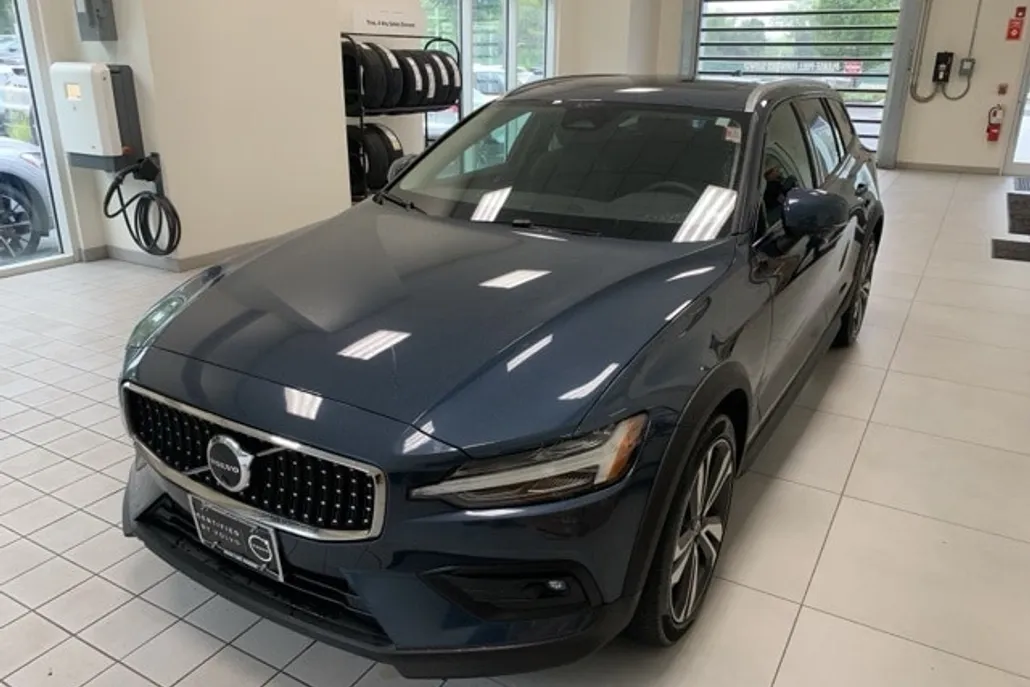 2024 Volvo V60 Cross Country B5 Plus photo 1