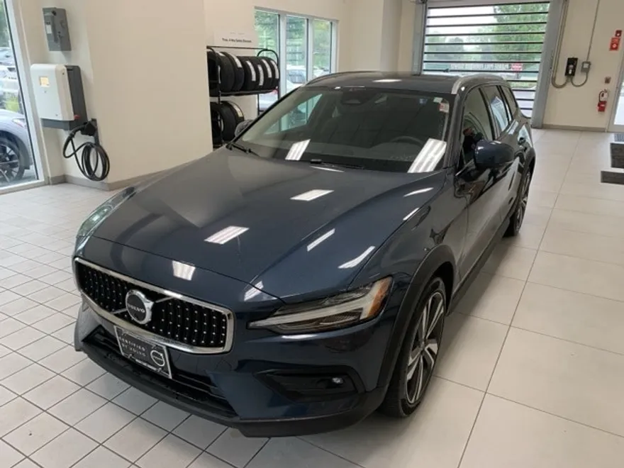 2024 Volvo V60 Cross Country B5 Plus photo 1