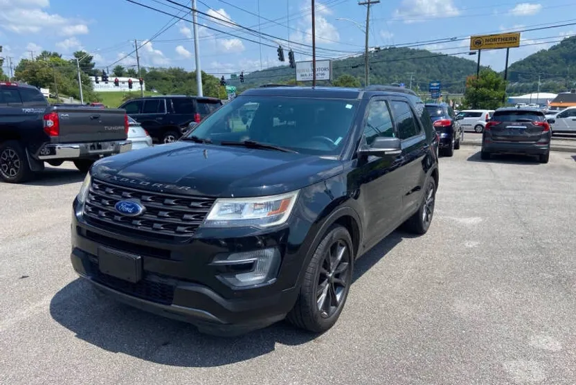 2017 Ford Explorer XLT photo 1