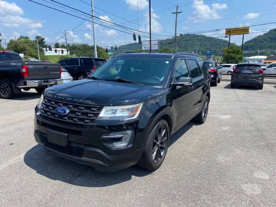 2017 Ford Explorer XLT photo 1