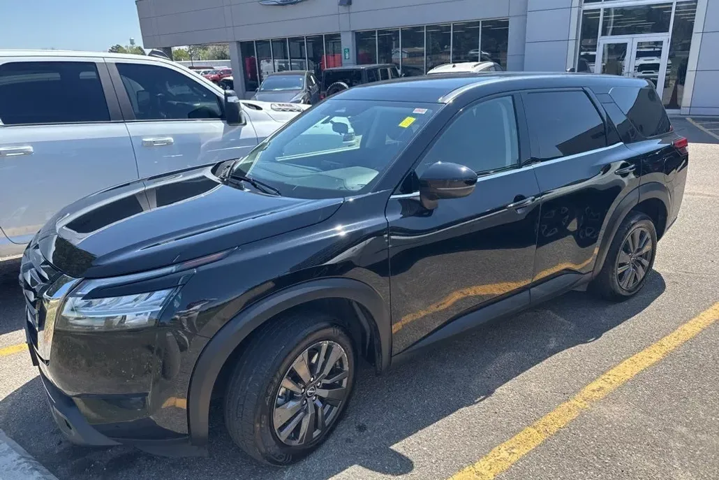 2022 Nissan Pathfinder S photo 1