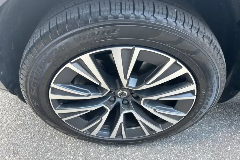 2022 Volvo XC90 T6 Momentum photo 1