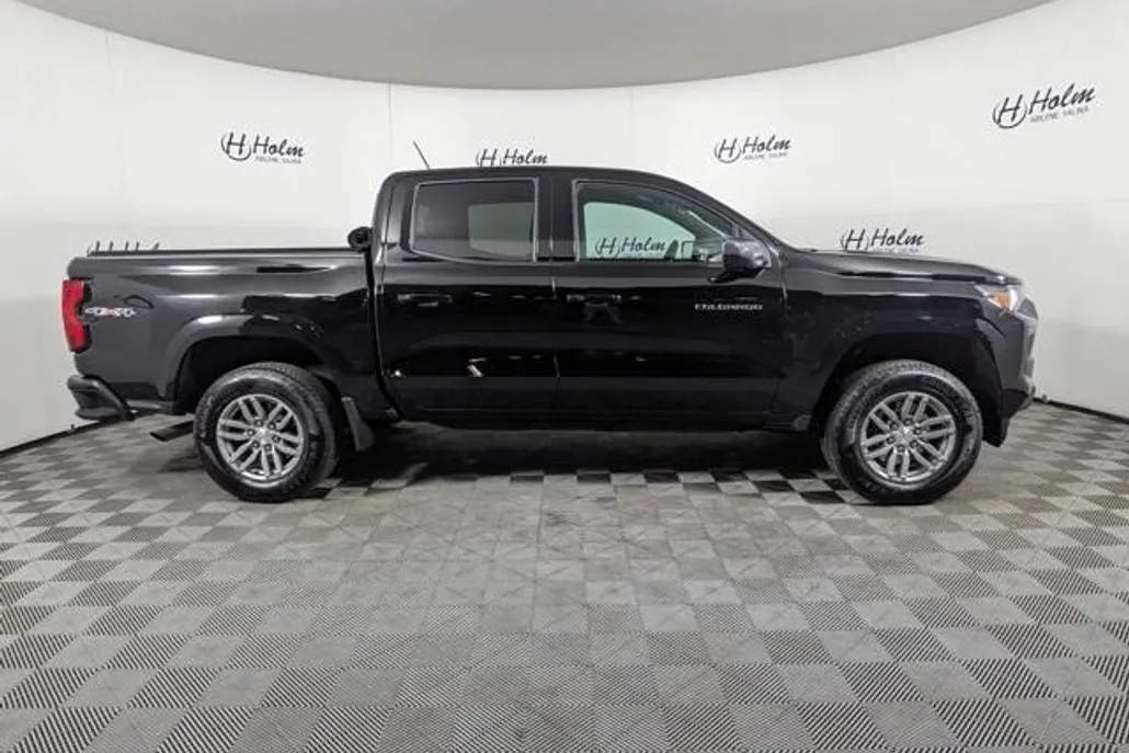 2024 Chevrolet Colorado LT photo 1