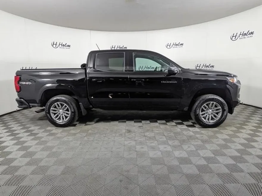 2024 Chevrolet Colorado LT photo 1