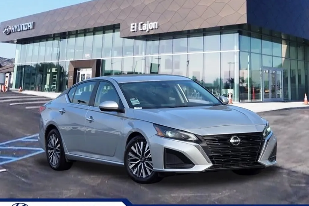 2023 Nissan Altima 2.5 SV photo 1