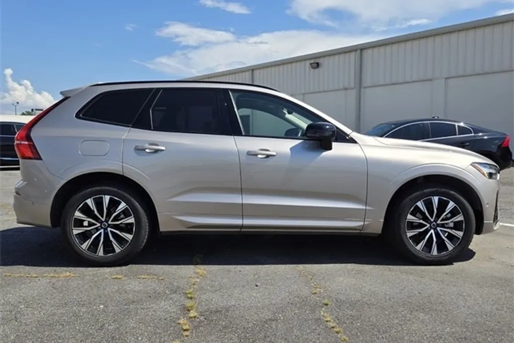 2025 Volvo XC60 B5 Plus photo 1