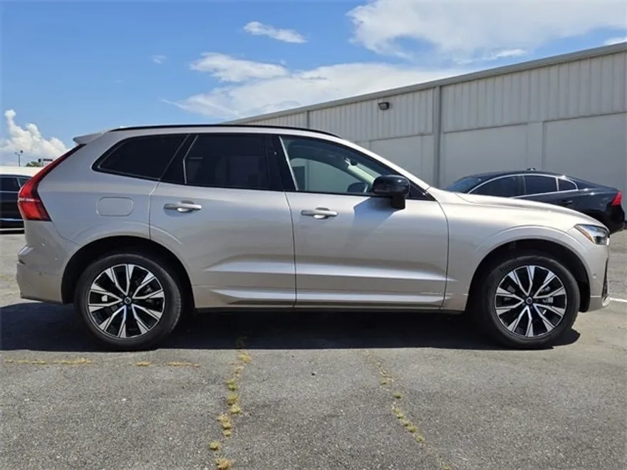 2025 Volvo XC60 B5 Plus photo 1