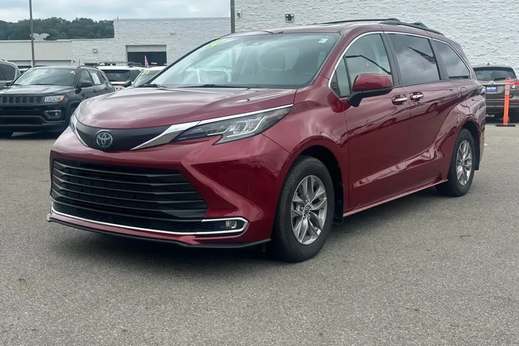 2022 Toyota Sienna XLE photo 1