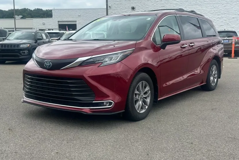 2022 Toyota Sienna XLE photo 1