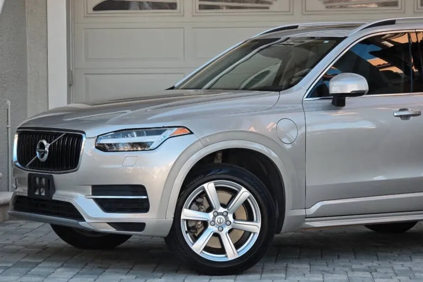 2016 Volvo XC90 T8 Momentum photo 1