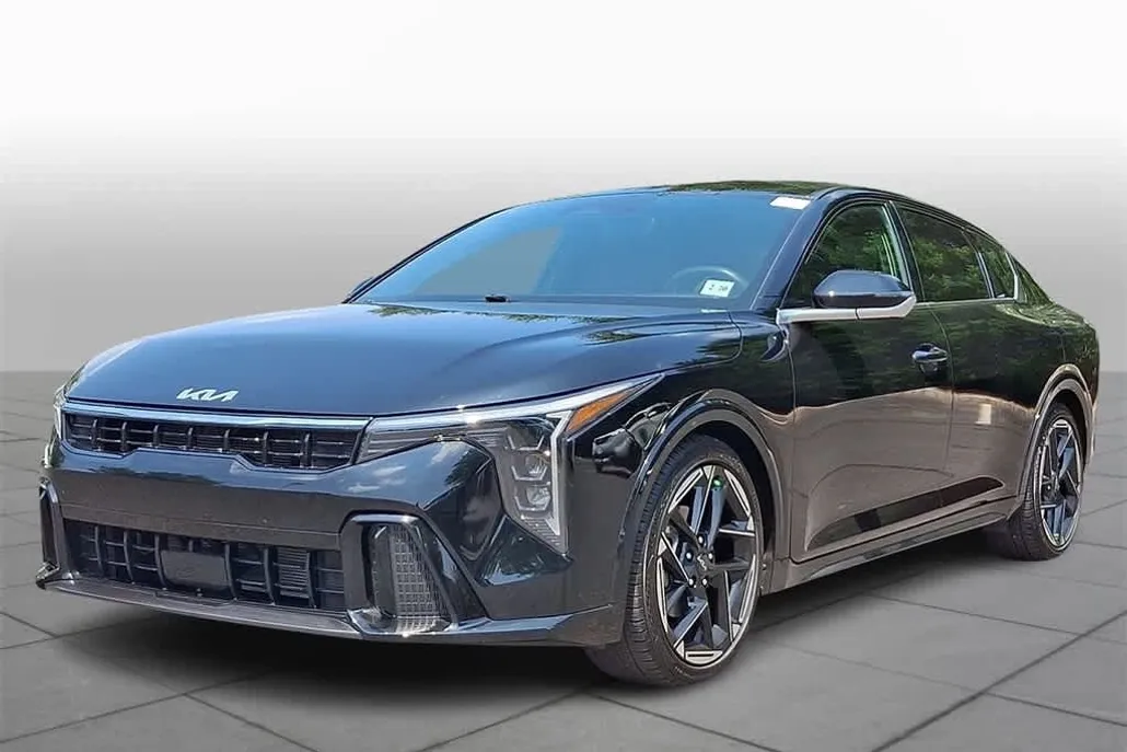 2025 Kia K4 GT-Line photo 1