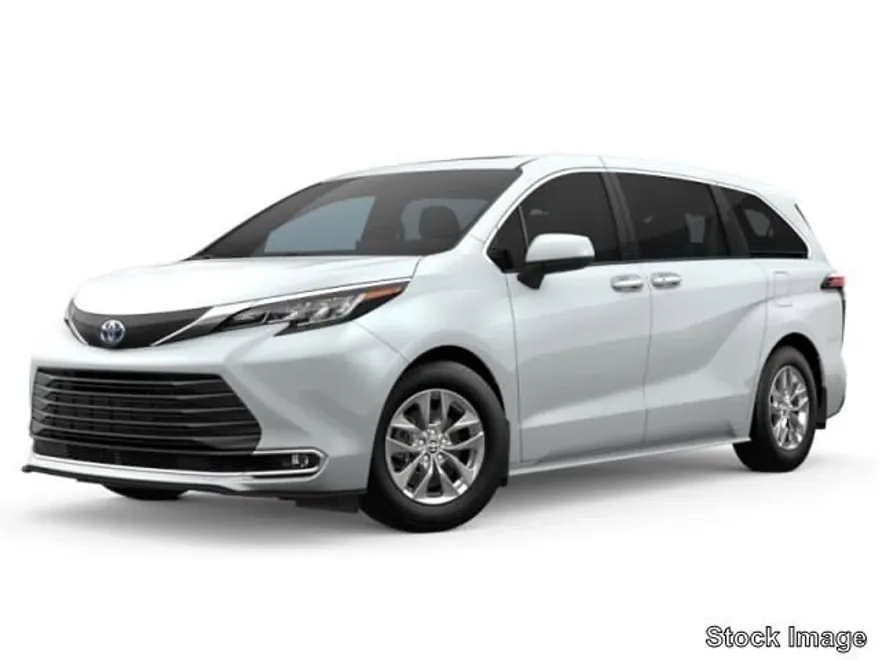 2021 Toyota Sienna XLE photo 1