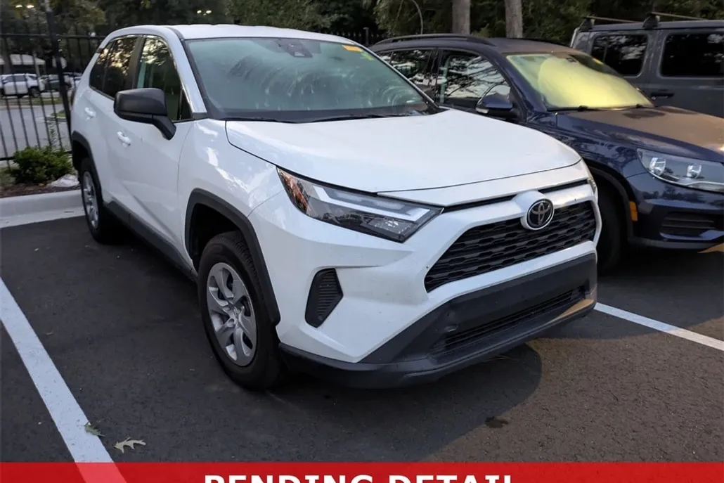 2023 Toyota RAV4 LE photo 1