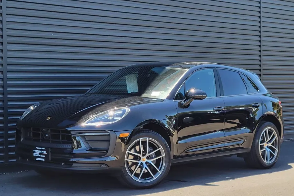 2025 Porsche Macan T photo 1