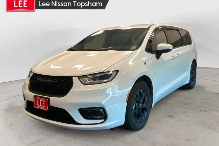 2023 Chrysler Pacifica Hybrid Touring L photo 1