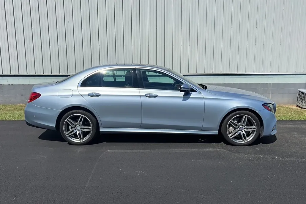 2017 Mercedes Benz E 300 4MATIC Sedan photo 1