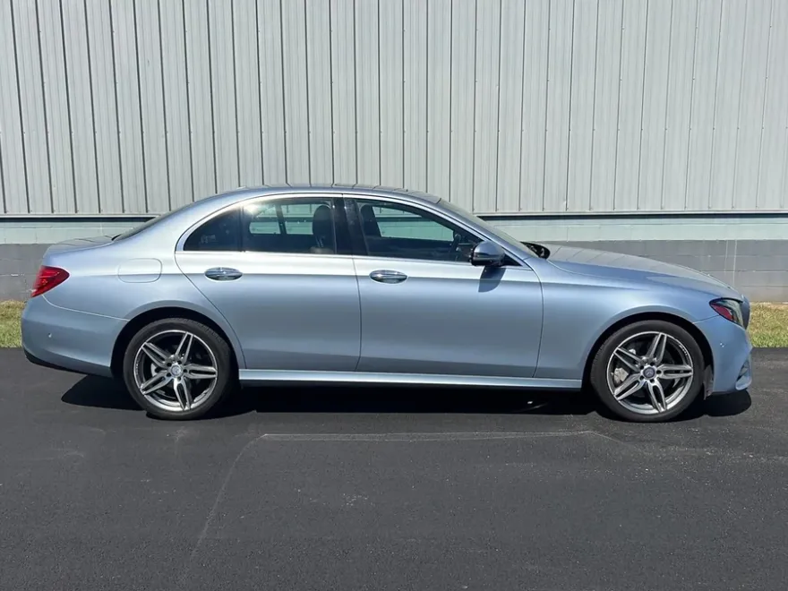 2017 Mercedes Benz E 300 4MATIC Sedan photo 1
