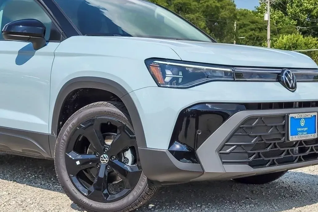 2025 Volkswagen Taos SE photo 1