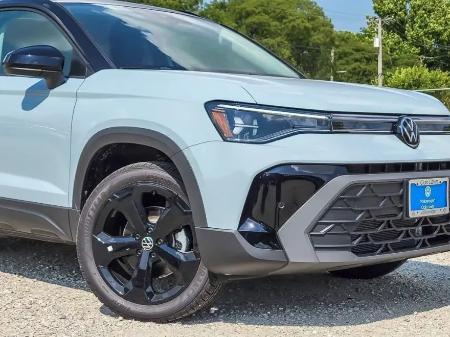 2025 Volkswagen Taos SE photo 1