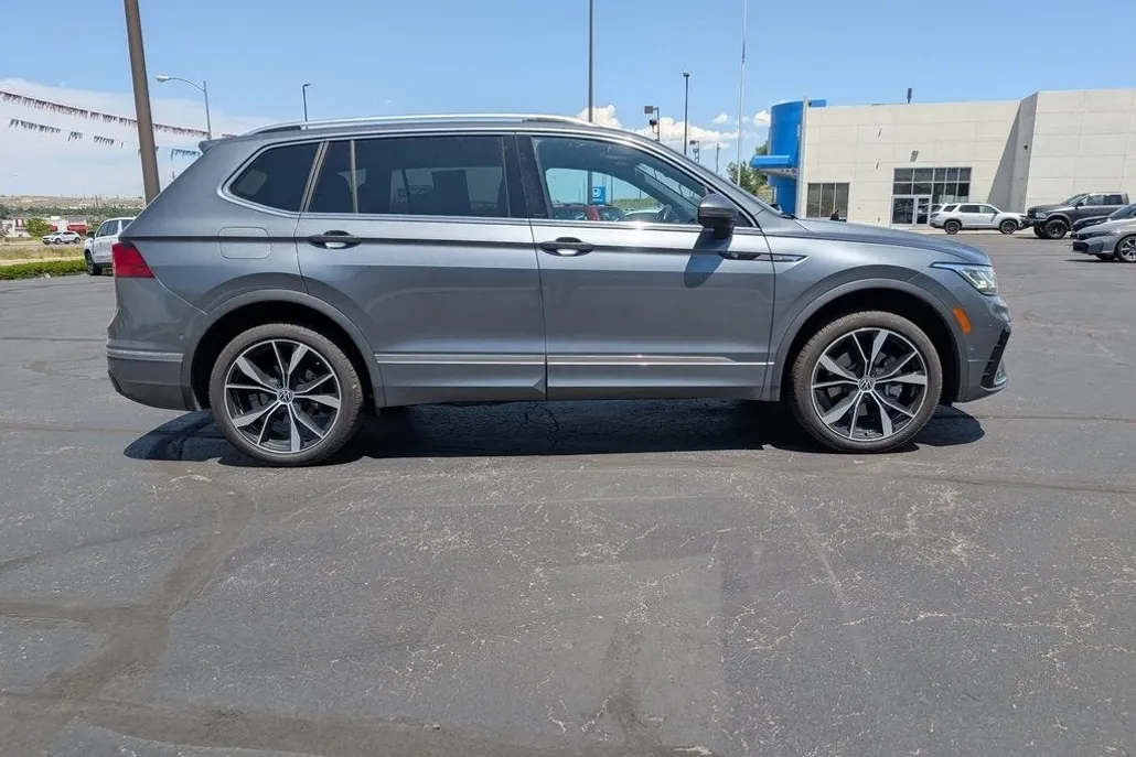 2024 Volkswagen Tiguan SEL R-Line photo 1
