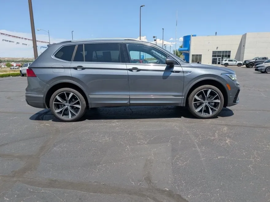 2024 Volkswagen Tiguan SEL R-Line photo 1