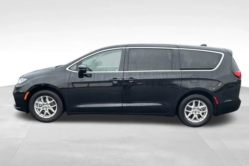 2024 Chrysler Pacifica Touring L photo 1