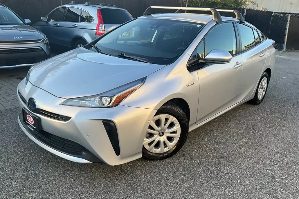 2019 Toyota Prius L photo 1