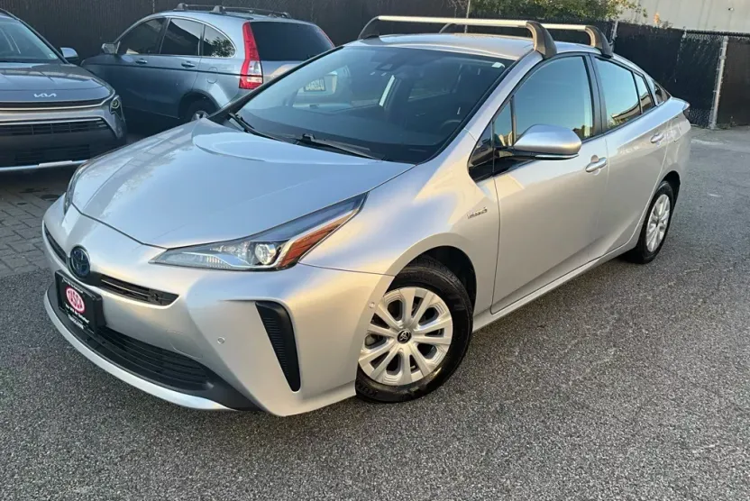 2019 Toyota Prius L photo 1