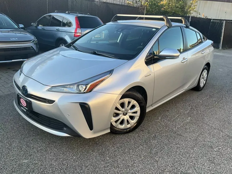 2019 Toyota Prius L photo 1