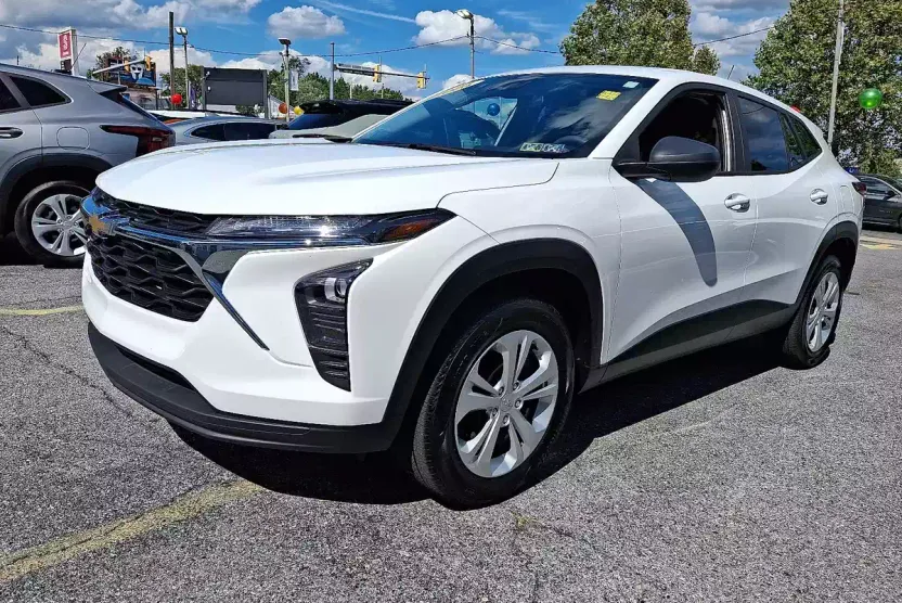 2025 Chevrolet Trax LS photo 1
