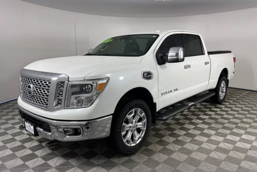 2017 Nissan Titan SL photo 1
