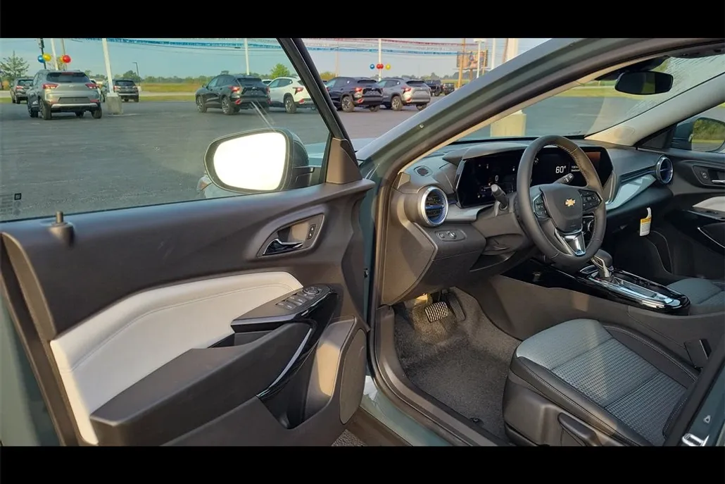 2025 Chevrolet Trax LT photo 1