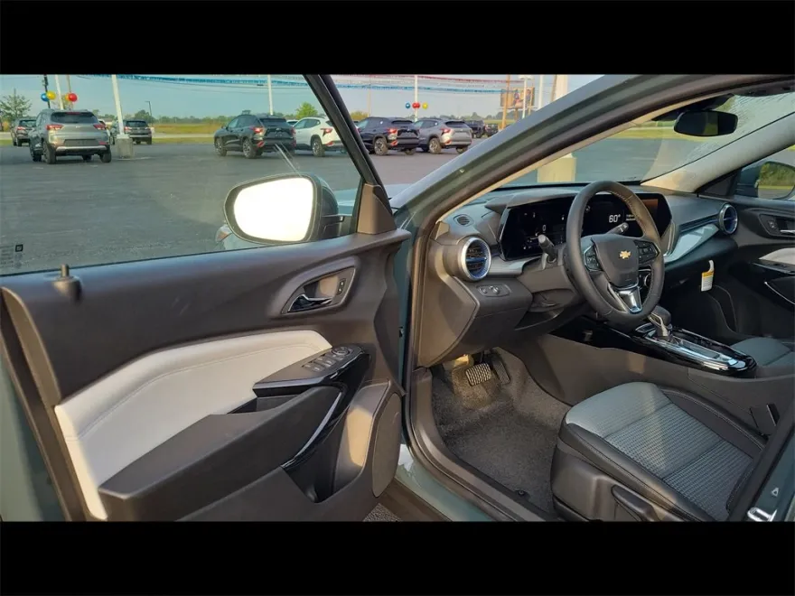 2025 Chevrolet Trax LT photo 1