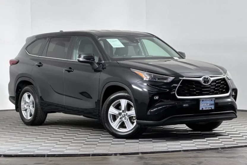 2024 Toyota Highlander LE photo 1