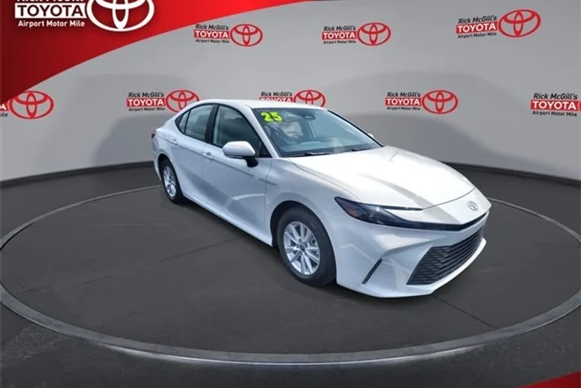 2025 Toyota Camry LE photo 1