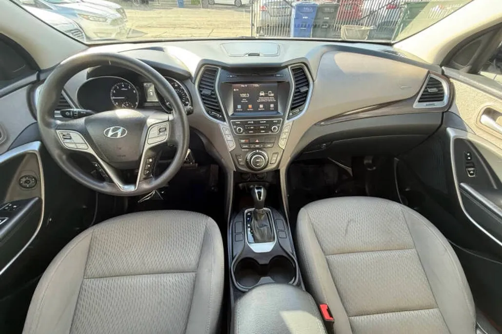 2017 Hyundai Santa Fe SE photo 1