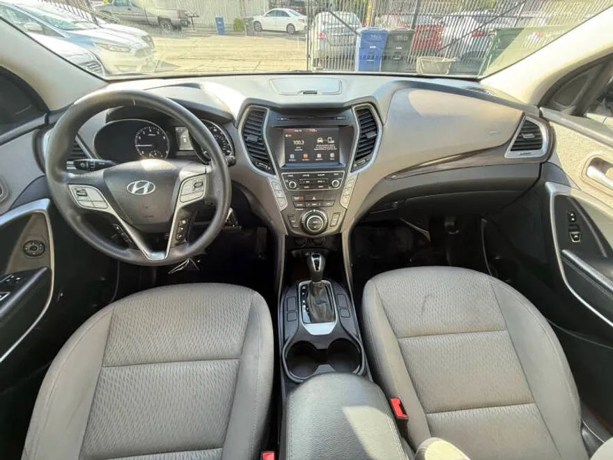 2017 Hyundai Santa Fe SE photo 1