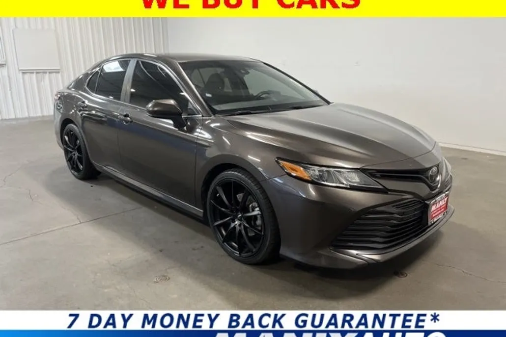 2018 Toyota Camry LE photo 1