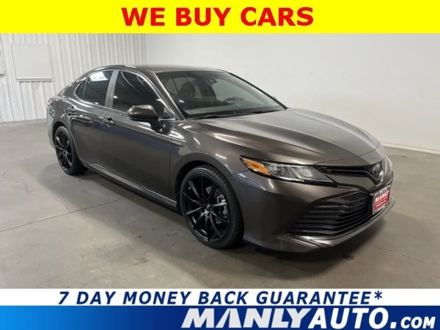 2018 Toyota Camry LE photo 1