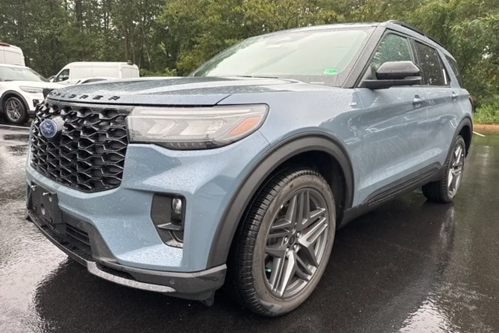 2025 Ford Explorer ST-Line photo 1