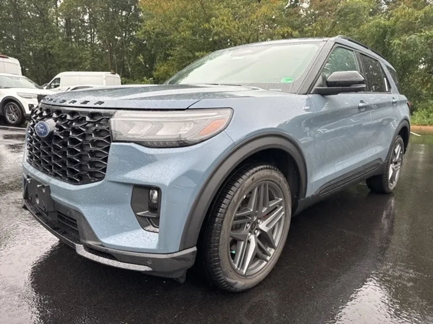 2025 Ford Explorer ST-Line photo 1