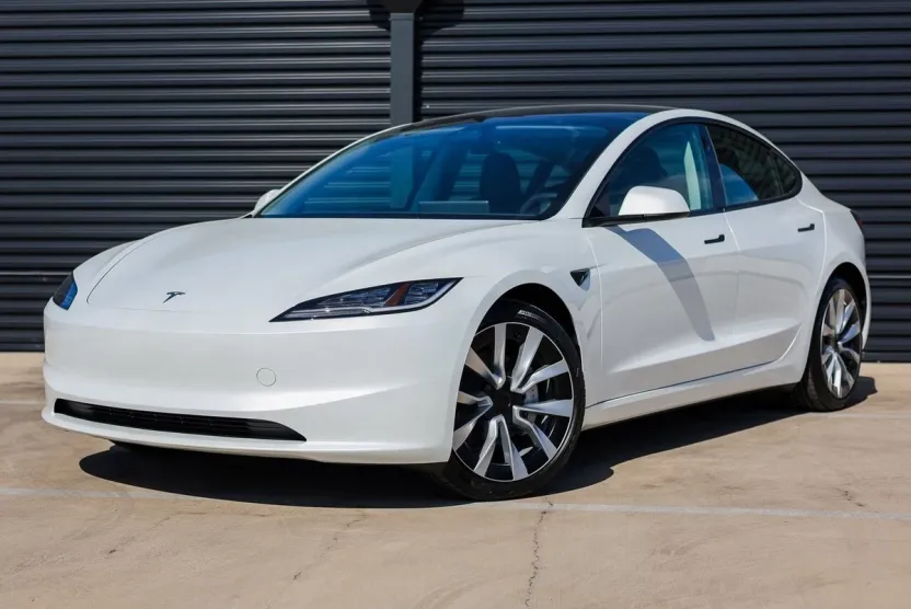 2025 Tesla Model 3 Long Range photo 1