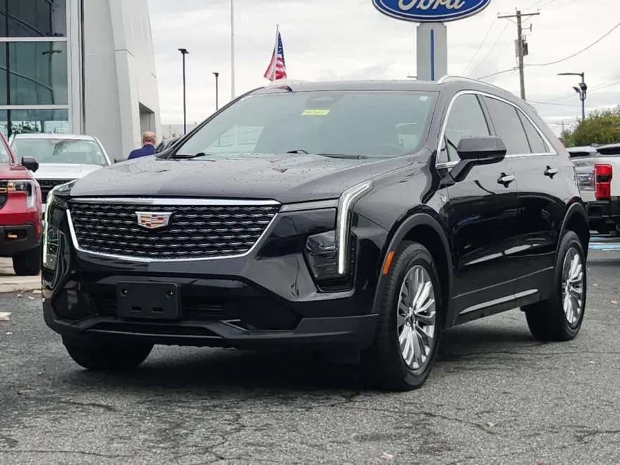 2024 Cadillac XT4 Premium Luxury photo 1
